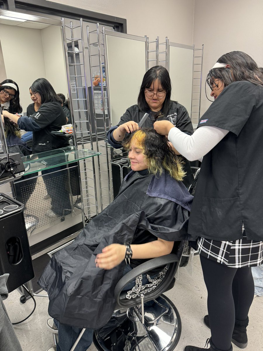 M_Juarez25's tweet photo. HUGE shoutout to Mrs. Widder and our cosmetology class here at Horizon for getting our wrestlers ready to compete! Mrs. Widder has her program running at full capacity with skill! 
#LookGood #FeelGood #CompeteGood
@hhscosmo @Horizon_Wrestle 
#RepTheH
#ScorpionStrong https://t.co/Gf8vZ6wm7m