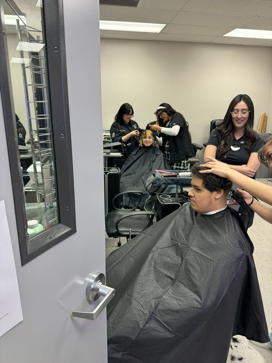 M_Juarez25's tweet photo. HUGE shoutout to Mrs. Widder and our cosmetology class here at Horizon for getting our wrestlers ready to compete! Mrs. Widder has her program running at full capacity with skill! 
#LookGood #FeelGood #CompeteGood
@hhscosmo @Horizon_Wrestle 
#RepTheH
#ScorpionStrong https://t.co/Gf8vZ6wm7m