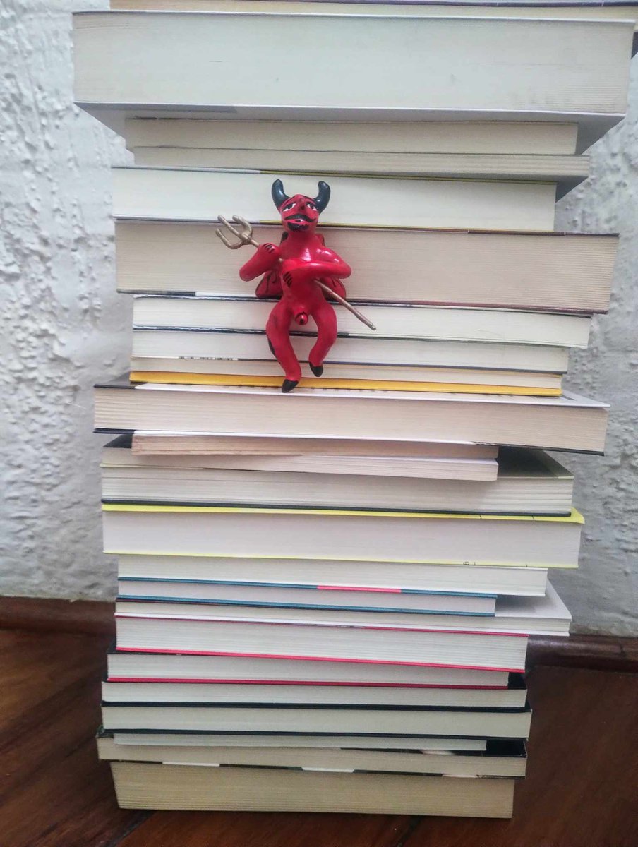 feguz77's tweet photo. No exagero al decir que estos libros me definen. Me descubrieron lo que es la literatura y con ello moldearon mi forma de ver el mundo, de interpretarlo, de sentirlo. Va 🧵con mis 25 novelas latinoamericanas preferidas del siglo XX. Porque son un origen, una partida y un regreso. https://t.co/gDIqZNCrZF