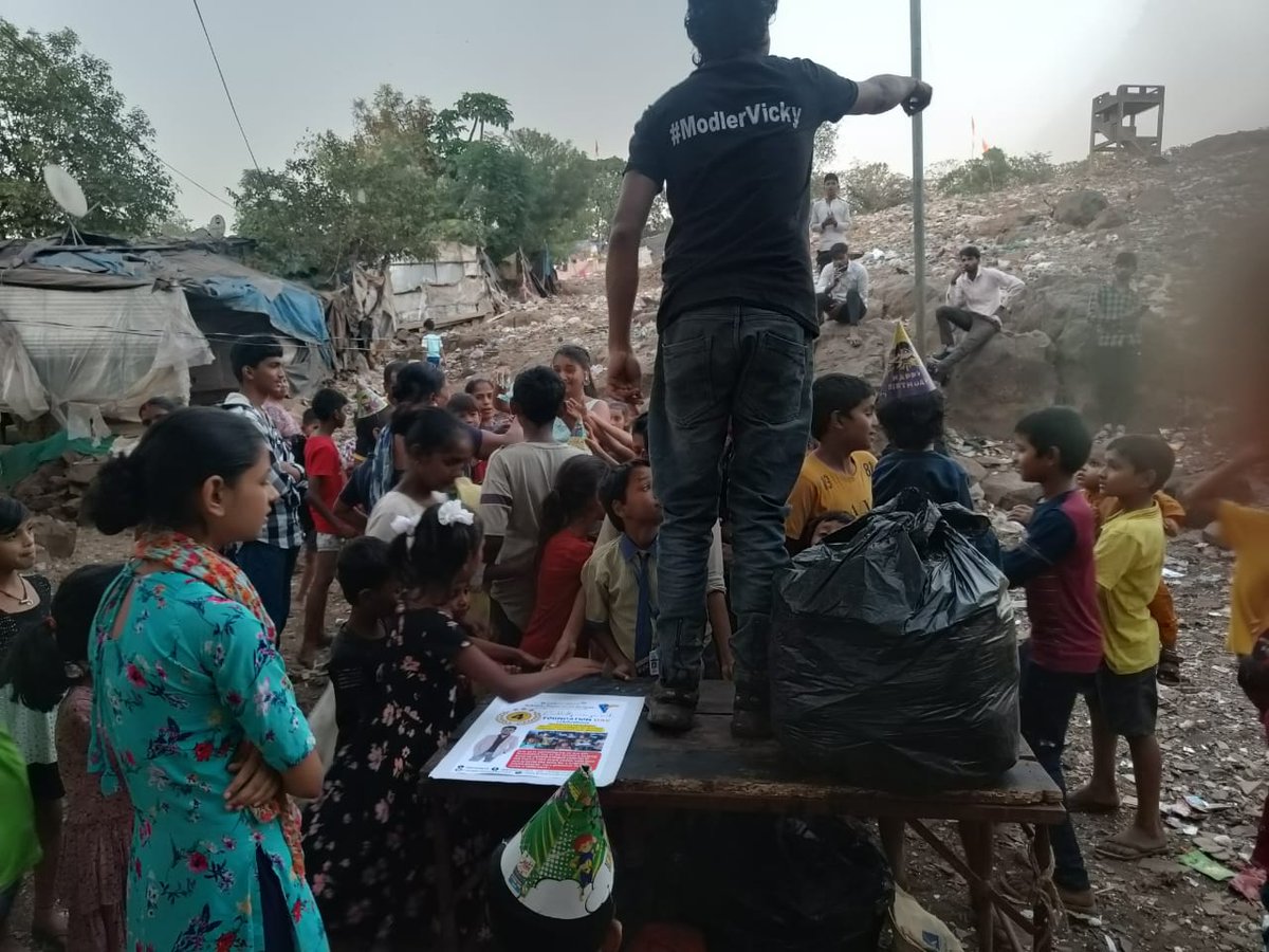 ModlerVicky1995's tweet photo. My frnd Mr. Sagar Shedge Firm @BreakComfort ®Business Registration Services 4th #Foundation Day #Celebration with unprivileged #children in Kranti Nagar, #KandivaliEast some moments my Small contribution for Great Initiative. #SpreadLove 🤗💌 #HelpChildren 💝🎉🎂#ModlerVicky 🙌 https://t.co/IGxRZbzPlt