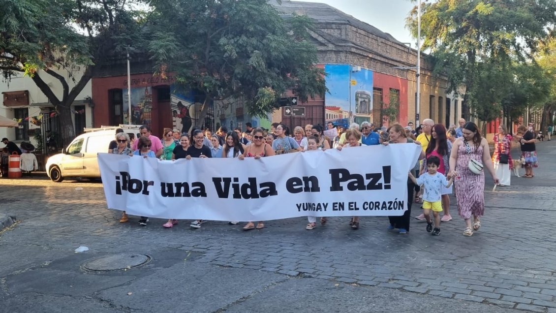 Cooperativa's tweet photo. [Video] Vecinos del Barrio Yungay protestaron por delincuencia con "marcha silenciosa" #CooperativaContigo https://t.co/HeRm7xnkP9 https://t.co/oBA4gvQklQ
