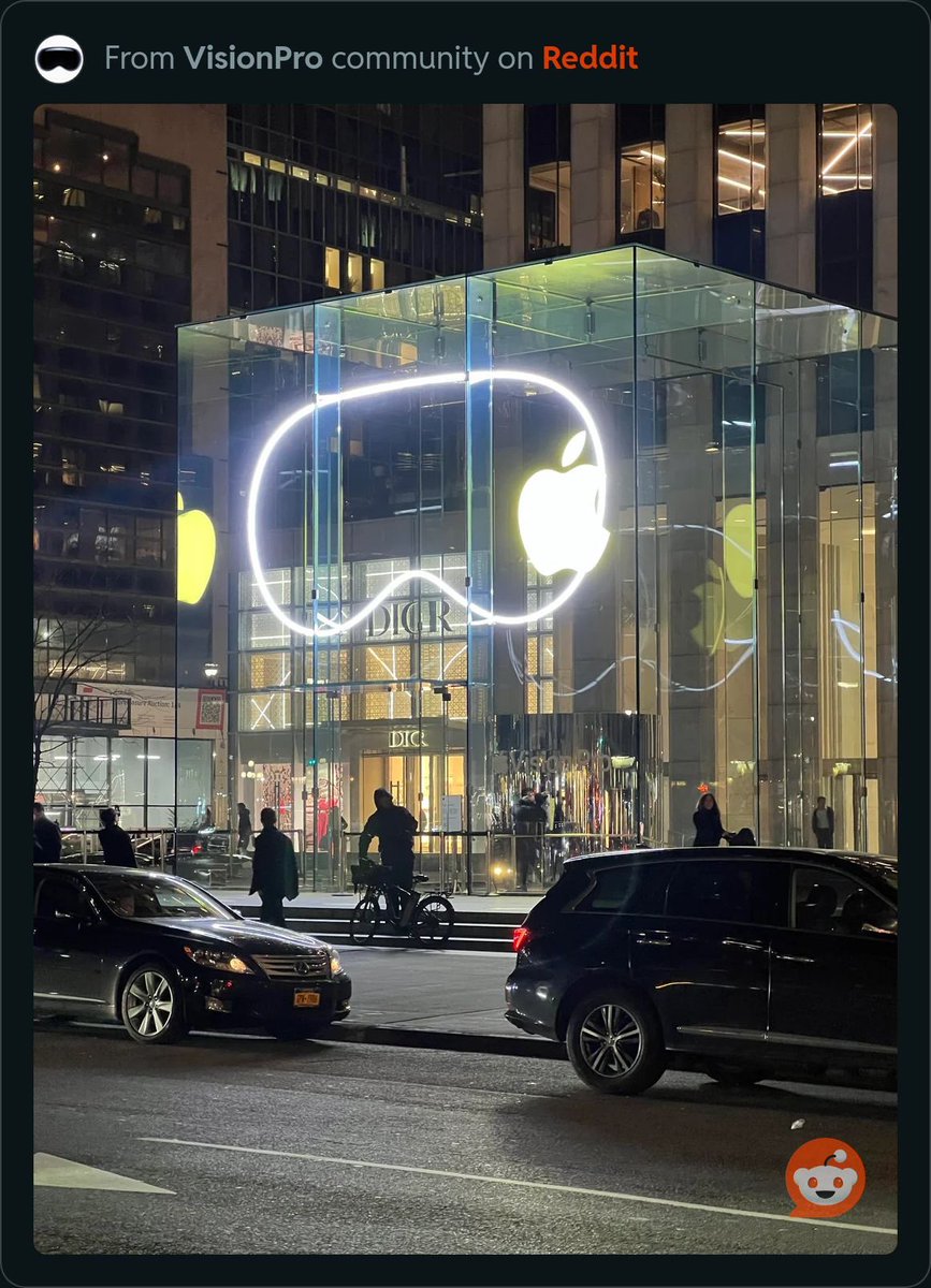 Turbolunch's tweet photo. Apple Store 5th ave right now https://t.co/LhYFDaLbxt