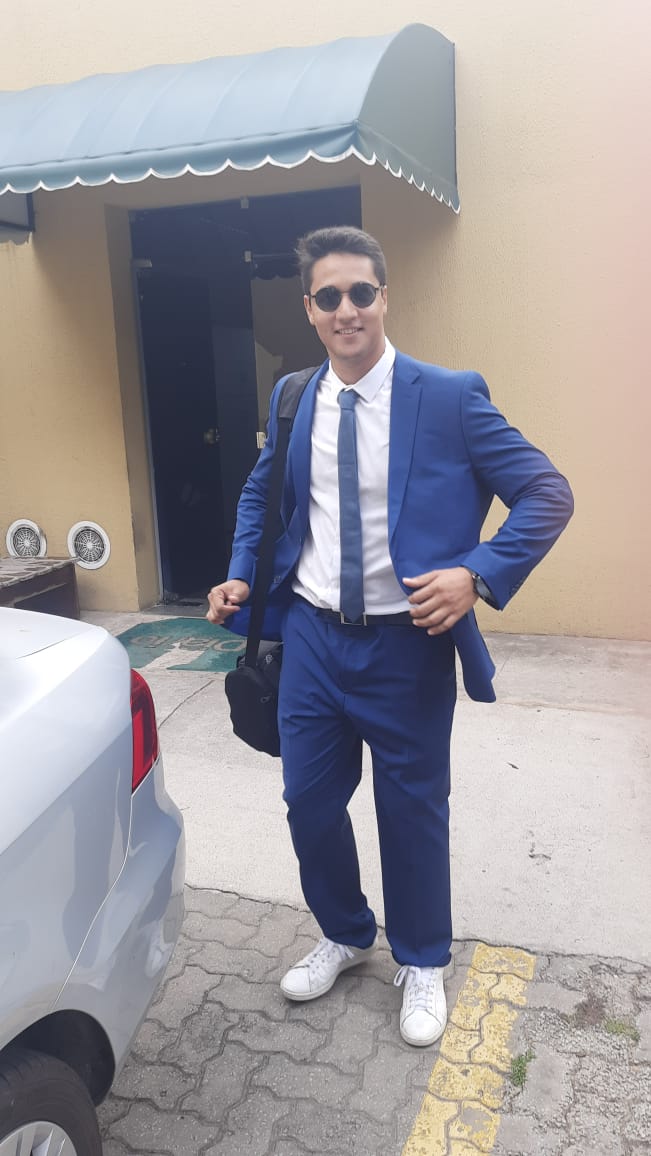bdavicesar_'s tweet photo. Uns dias de bermuda, outros de terno... Todo dia é uma surpresa nessa TV. Amo 😂👔 https://t.co/GfGxgKBT38
