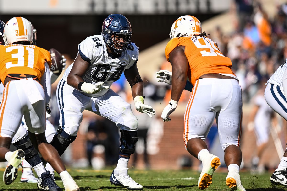 botond_var30766's tweet photo. Ater a great talk with @Coach_Charlton, I am blessed to receive an offer to UConn!!!!

@CoachJeffMoore 
@GridironImports 
@peterbengtson53 
@MattMoore_TAFB https://t.co/o9JPFT6Xzg