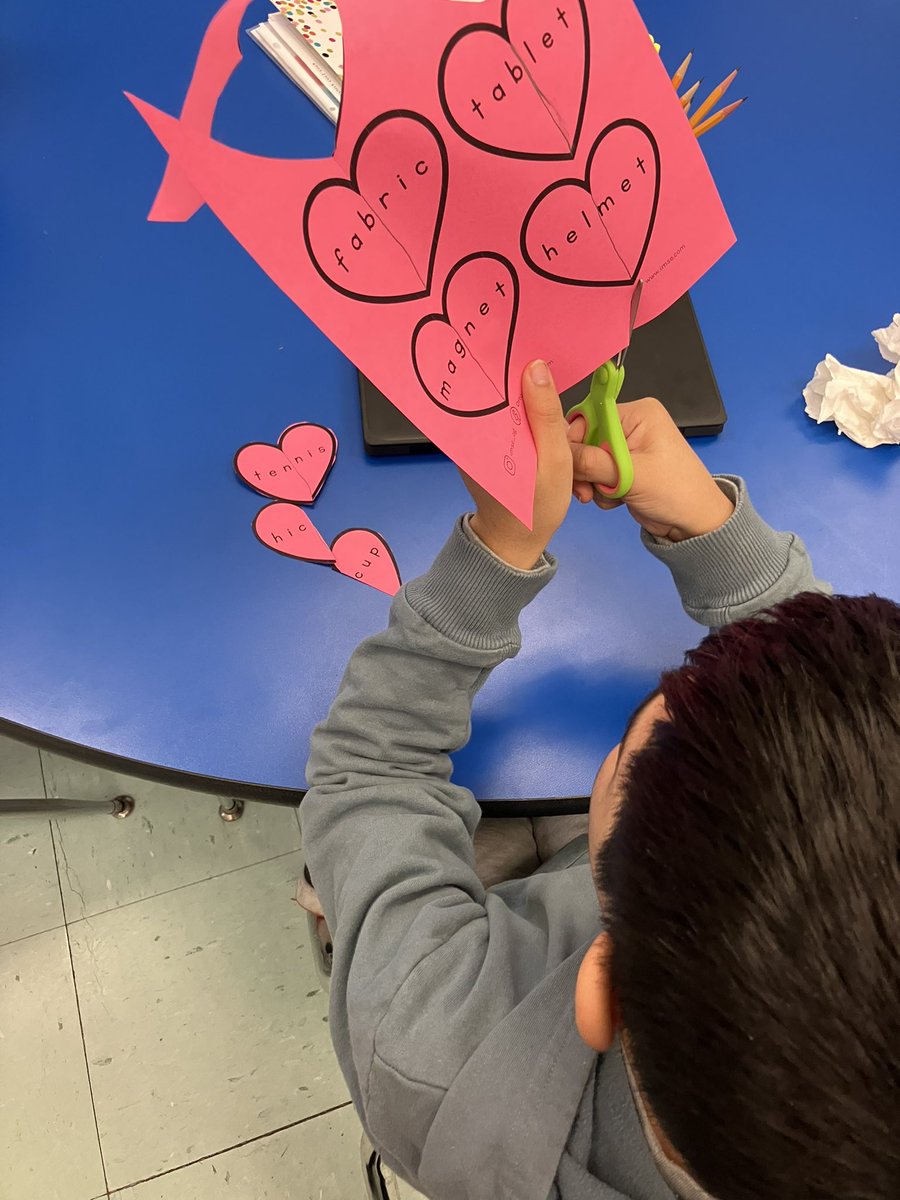gins_miss's tweet photo. We were breaking some hearts today in Reading… practicing dividing multi-syllable words that is! 💔💕 https://t.co/uUBux7JPxG