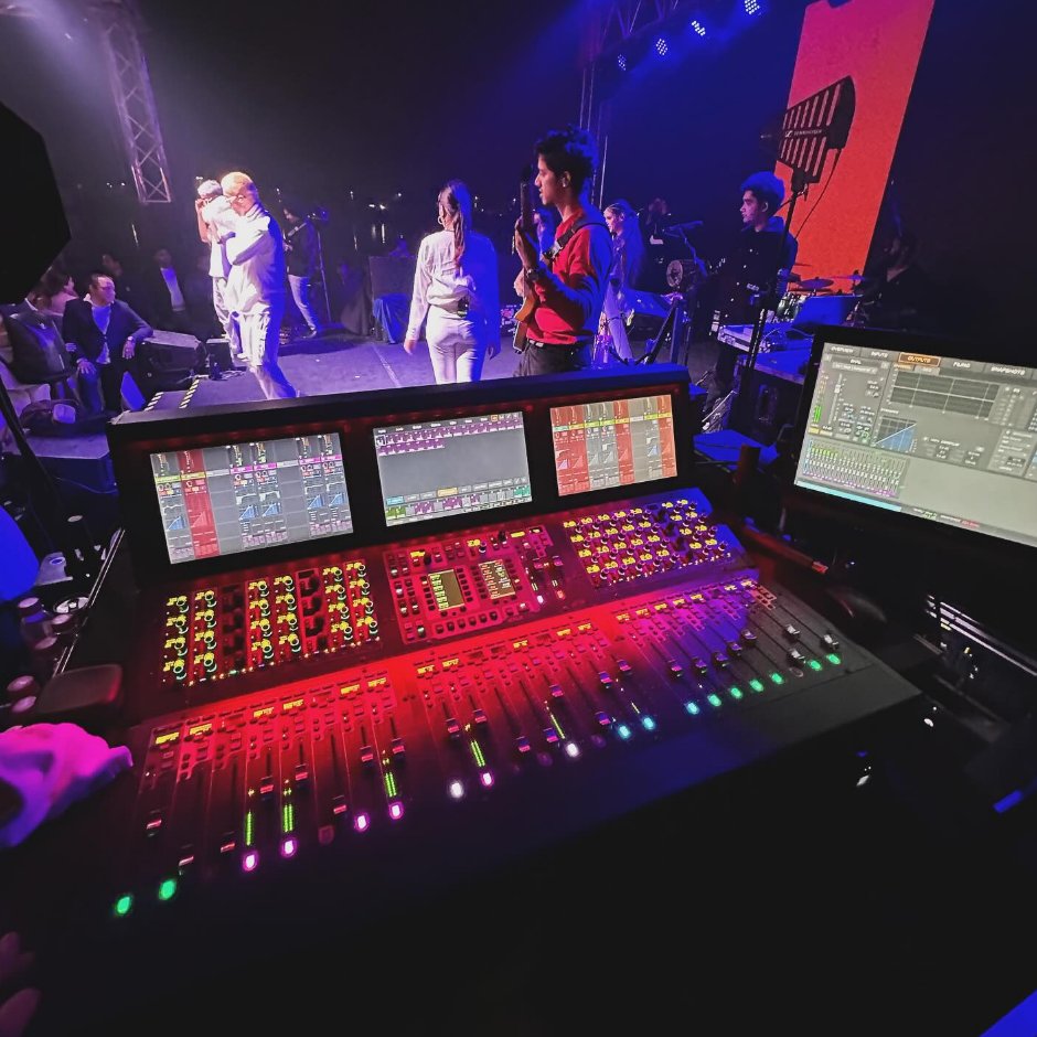 AvidLiveSound's tweet image. 🔊 Back in the Monitor hole
📷 instagr.am/mishraontherun
▶️ avid.com/s6l

#wemakeevents #livesoundengineer #proaudio #monitorworld #avids6l #venues6l #avid