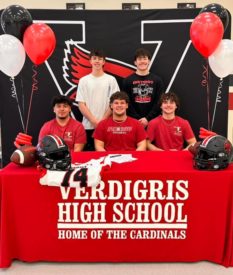 Ryanwells2024's tweet photo. Officially signed @FalconsFU @CoachBaxterFU @CoachHarrisonFU @TravisEast4 @CoachJones_B #BTF https://t.co/4ZftepKJi3