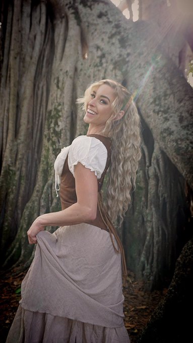 Seek and ye shall find my magical alter-ego, Kylari, at the @flarenfest ✨ This weekend is opening weekend<a href="/tag/floridarenaissancefestival"class="tags"><span>#floridarenaissancefestival</span></a><a href="/tag/flarenfest"class="tags"><span>#flarenfest</span></a>