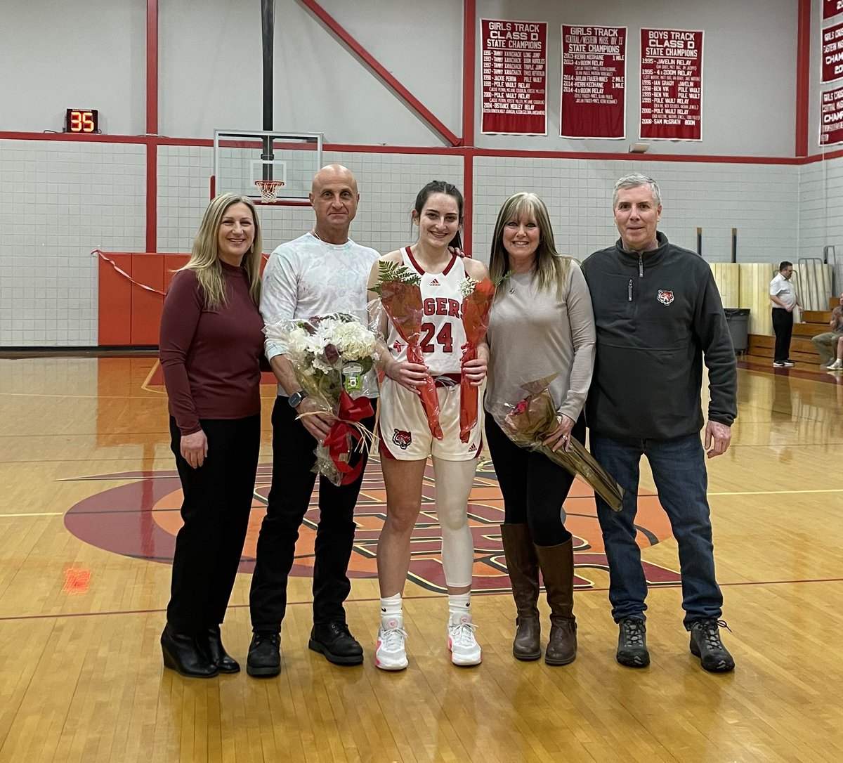 tyngtigersports's tweet photo. 🏀Girls Hoop score at the half🏀
Tyngsborough 26 🏀 Quabbin 11🏀 
#tpsprepares 
#tigerpride https://t.co/0NZTWRsX8k