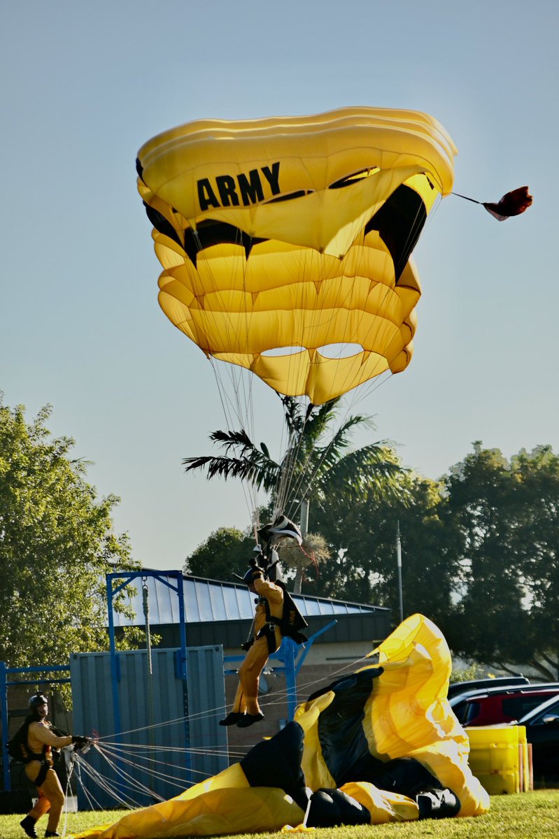 MiamiBattalion's tweet photo. Finally we would like to thank the @armygoldenknights once again for not only giving our divers a great experience but also further showing the amazing possibilities that come with being a part of the U.S. Army ⭐️🪂
#Armymiami #armygoldenknights #skydiving #beallyoucanbe https://t.co/r0OsooxvJE