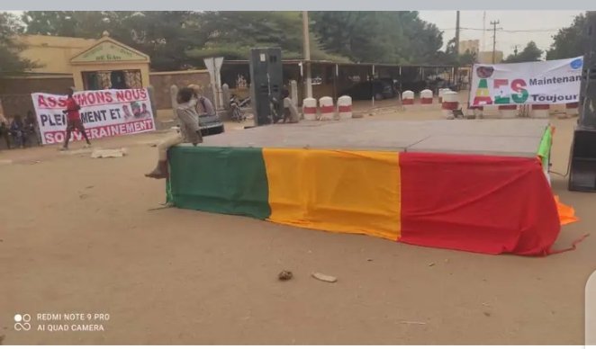 TomLope95565011's tweet photo. 🛑#MALI

🕳️Region de Gao

  La mobilisation de la population en réponse à l'appel du gouvernement pour soutenir la décision de retrait du Mali de la CEDEAO.😂😂😂

TOM LA SOURIS 🕵️ https://t.co/iLu2L4u4mI