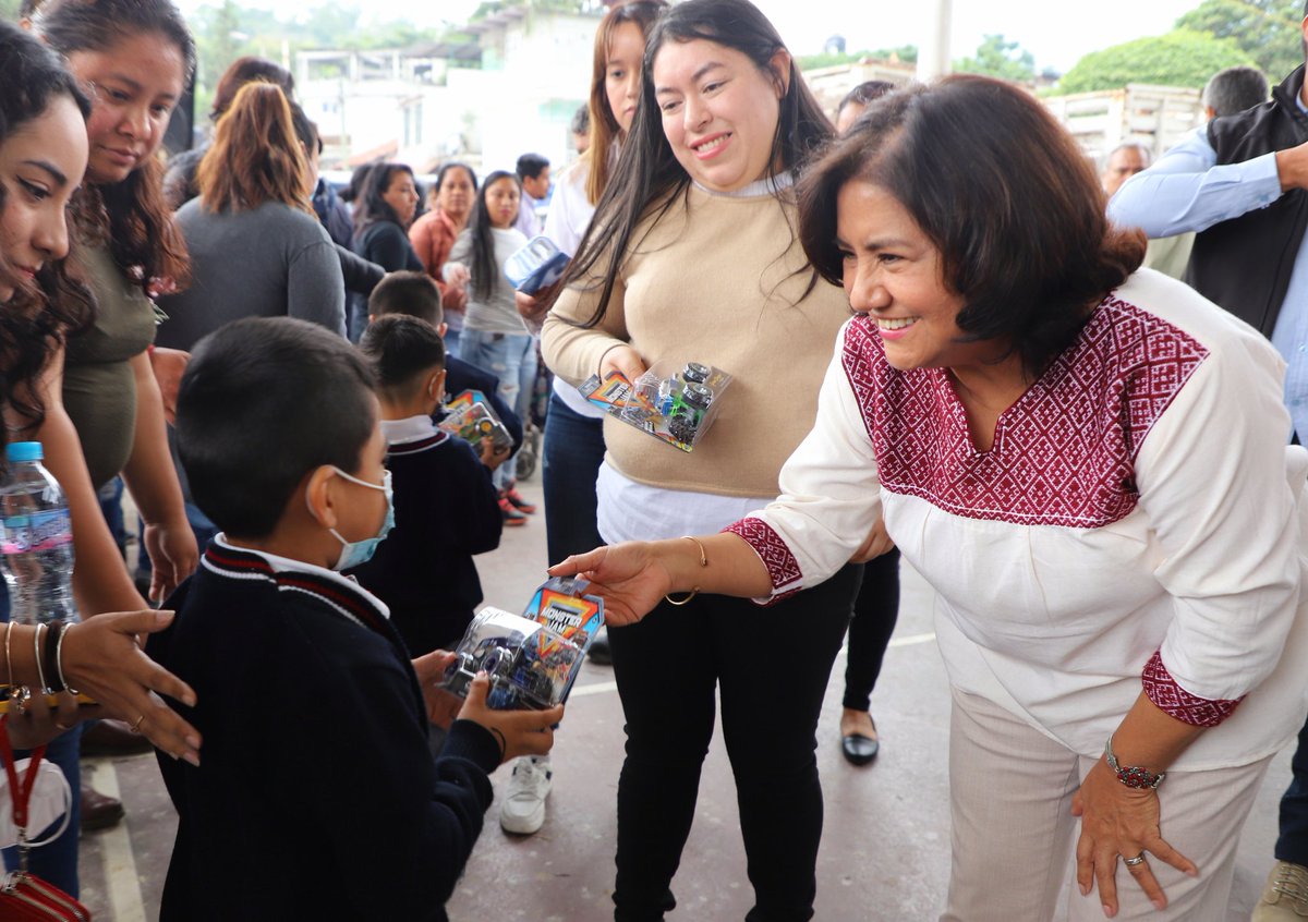 difhgo's tweet photo. Edda Vite, presidenta del Patronato del DIFH; entregó despensas a personas mayores y juguetes a la niñez de 17 comunidades prioritarias del municipio de #Pisaflores. 

También se brindaron ayudas técnicas y se recorrió el #PAMAR y el Espacio de Alimentación municipal. https://t.co/SV3vWurK7i