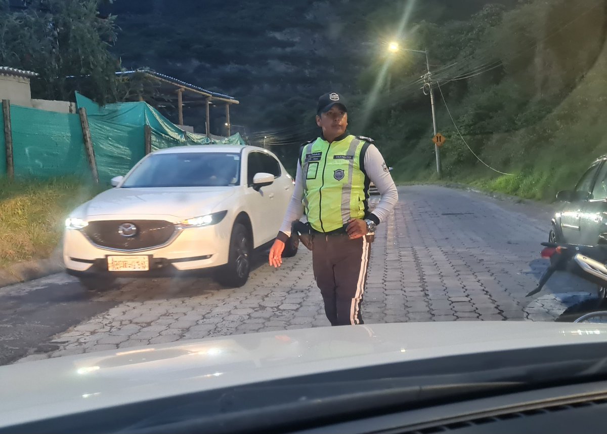 KLEVERSAURIO's tweet photo. @pabelml @AMT_Quito cuál es el criterio para dar paso en el puente de Guapulo, para quienes vivimos cerca al hotel Quito? Un día si un día no y con amenazas de los policías. No es justo que nos obliguen a perder casi una hora para dar la vuelta por Granados. https://t.co/4ASM74NYuv