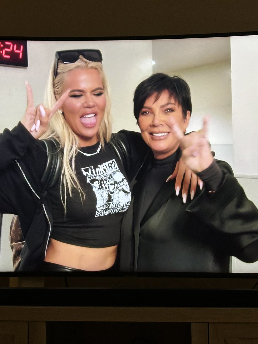 jesssicadeee's tweet photo. I need this kind of @khloekardashian &amp; @KrisJenner energy right now 🤘🏻♥️

#TheKardashians #khloekardashian #krisjenner #goodvibes https://t.co/2lL9mZNkhF