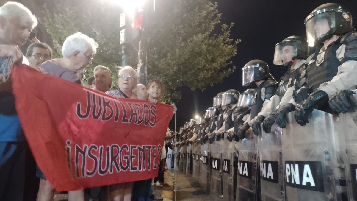 "Señor, señora, no sea indiferente, reprimen jubilados en la cara de la gente", se canta afuera del Congreso. #LeyOmnibus