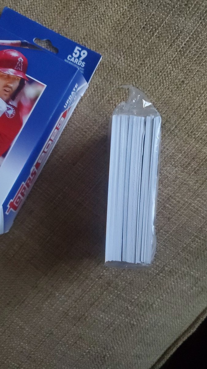 Foxhoven11's tweet photo. @Topps what heck topps! Unopened pack of cards, box is not damaged and there's a card with a folded corner in it!
#cardcollector #topps #baseballcards https://t.co/kimt6AB2La