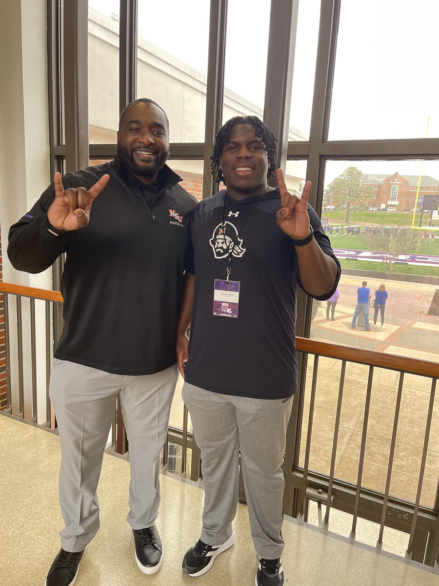 Michael_cnixon's tweet photo. Great visit today &amp; Thankful to receive a D1 offer from @NSUDemonsFB 🙏🏾🙏🏾 https://t.co/ZHxFnVdeVR