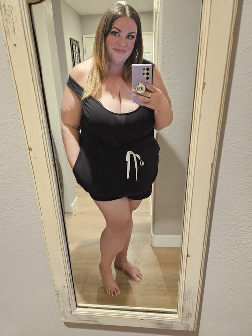 Hello lovers... I'm back and working on getting my IG up and running again. Cum on over and give me a<a href="/tag/goodtimes"class="tags"><span>#goodtimes</span></a><a href="/tag/bbw"class="tags"><span>#bbw</span></a><a href="/tag/ssbbw"class="tags"><span>#ssbbw</span></a>