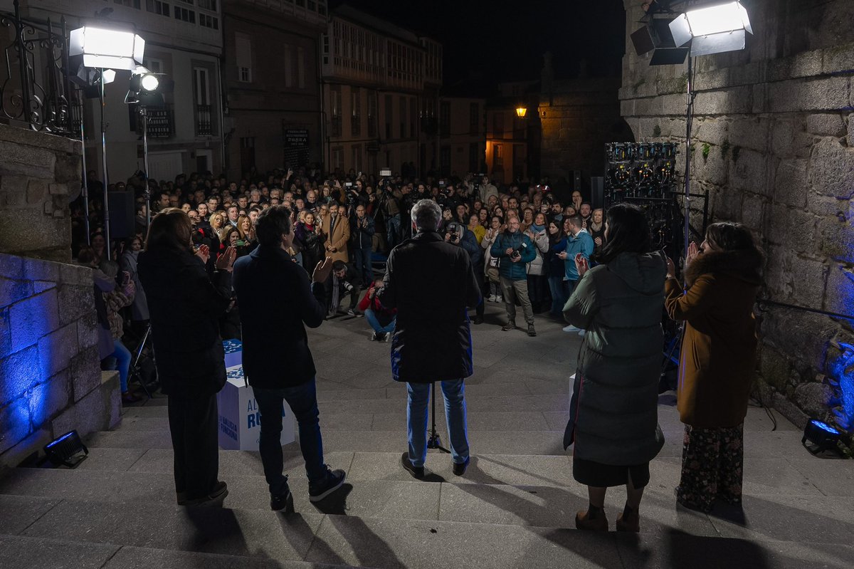 AlfonsoRuedaGal's tweet photo. Desde a Praza do Obradoiro, o lugar cara a onde camiñan tantas persoas, comezo o camiño máis importante da miña vida.

Gústame Galicia tal e como é, por iso quero seguir sendo o Presidente de todos os galegos e galegas. Porque #GaliciaFunciona, pídovos o voto para o @ppdegalicia https://t.co/jfBTVIuGhc