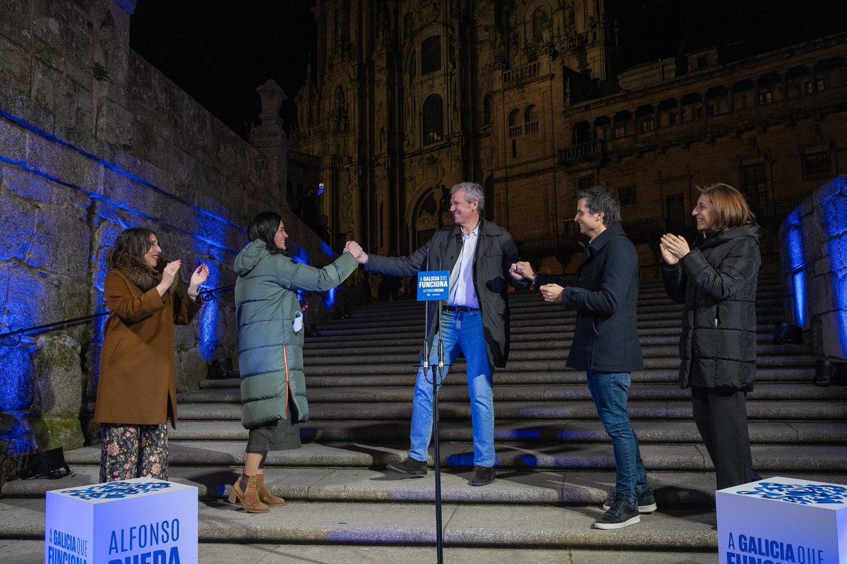 AlfonsoRuedaGal's tweet photo. Desde a Praza do Obradoiro, o lugar cara a onde camiñan tantas persoas, comezo o camiño máis importante da miña vida.

Gústame Galicia tal e como é, por iso quero seguir sendo o Presidente de todos os galegos e galegas. Porque #GaliciaFunciona, pídovos o voto para o @ppdegalicia https://t.co/jfBTVIuGhc