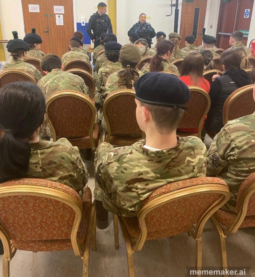 PSNI Waterside Neighbourhood Unit came along to talk about Internet Safety to L/Derry based cadets at Caw Det. #cadets1ni @Clint__Riley @RFCANI @1NIACFENGAGE @ALieutenancy @1NIACFENGAGE @cf_hmindsni @PSNICCGDistrict