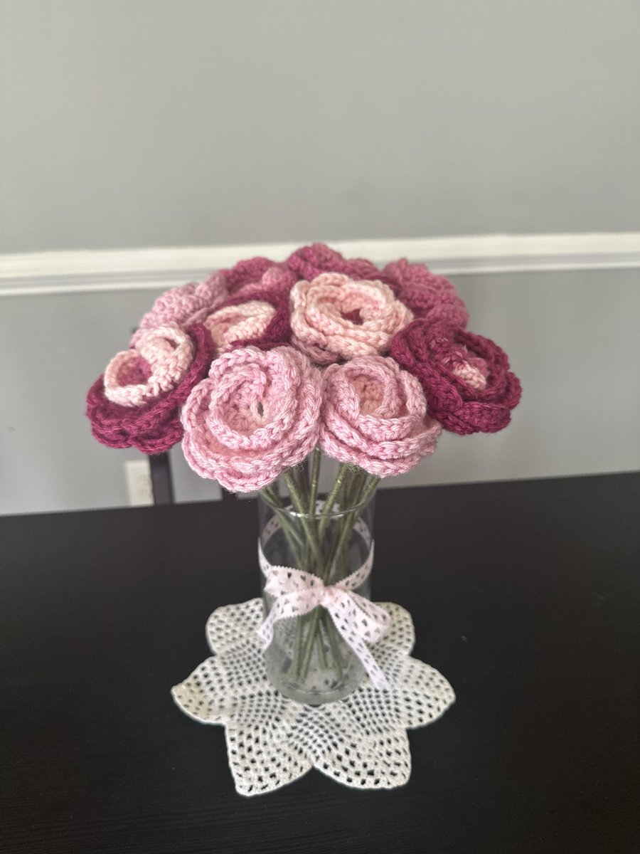 xtinaatown's tweet photo. *this* close to being full on orders.. gotta about 6 pink ombré roses left and maybe a dozen red if you ask me really nicely https://t.co/N93okPMuAT