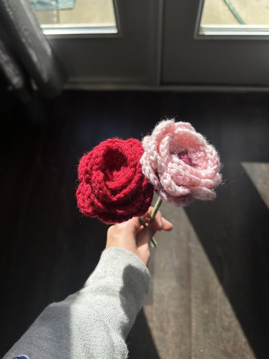 xtinaatown's tweet photo. *this* close to being full on orders.. gotta about 6 pink ombré roses left and maybe a dozen red if you ask me really nicely https://t.co/N93okPMuAT