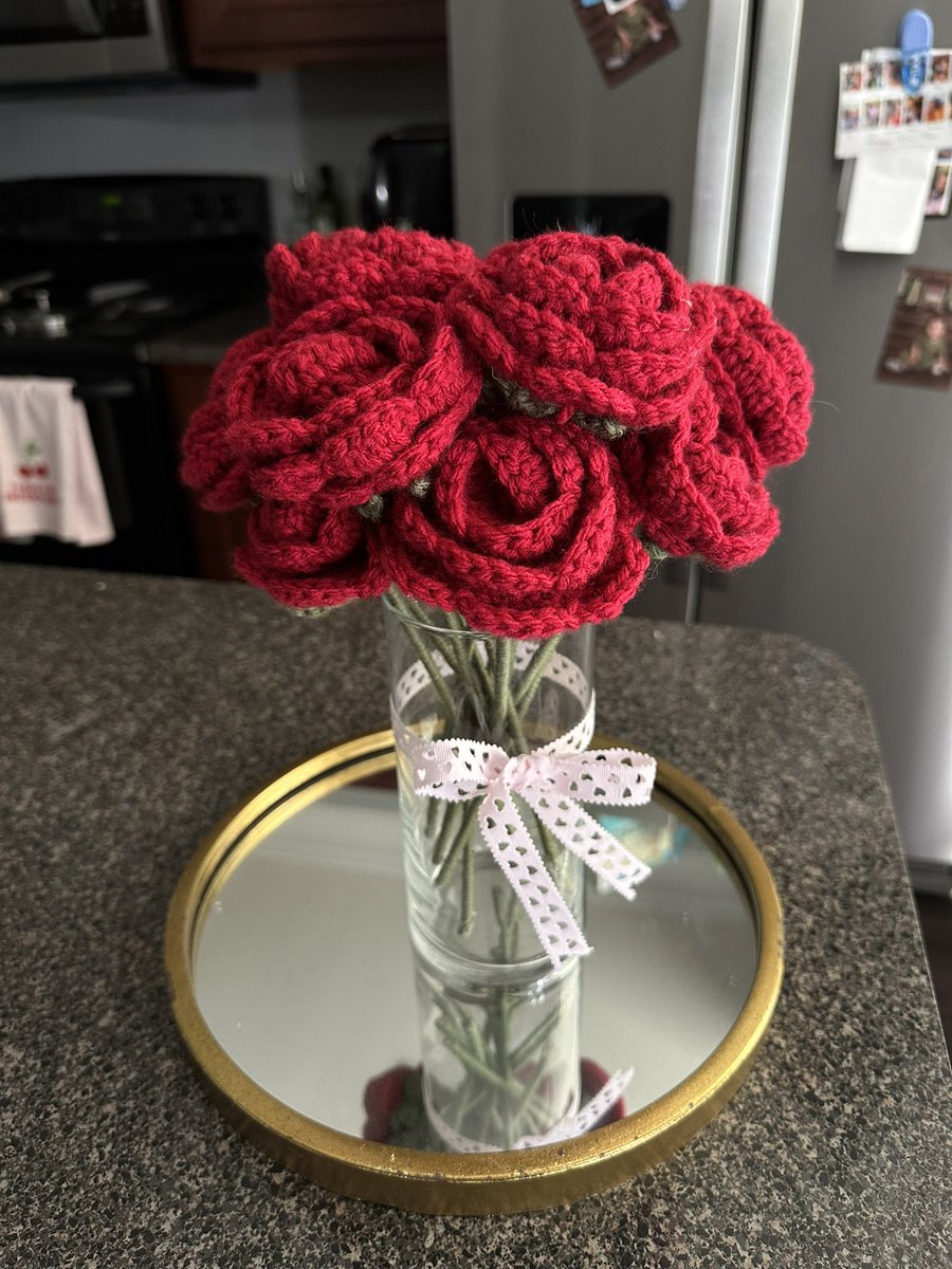 xtinaatown's tweet photo. *this* close to being full on orders.. gotta about 6 pink ombré roses left and maybe a dozen red if you ask me really nicely https://t.co/N93okPMuAT