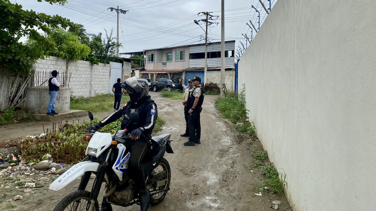 IntendenElOro's tweet photo. 🚨 Estamos intensificando los operativos de control antidelincuencial en varios puntos de #Machala.

✅ Intervenimos con @FFAAECUADOR y @PoliciaEcuador en el barrio 18 de Octubre, Sauces y Centenario, con el objetivo de mantener el orden y la tranquilidad de los ciudadanos. https://t.co/8pZDmVeKlT
