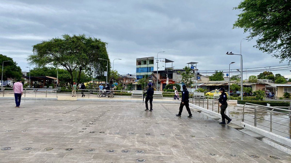 IntendenElOro's tweet photo. 🚨 Estamos intensificando los operativos de control antidelincuencial en varios puntos de #Machala.

✅ Intervenimos con @FFAAECUADOR y @PoliciaEcuador en el barrio 18 de Octubre, Sauces y Centenario, con el objetivo de mantener el orden y la tranquilidad de los ciudadanos. https://t.co/8pZDmVeKlT