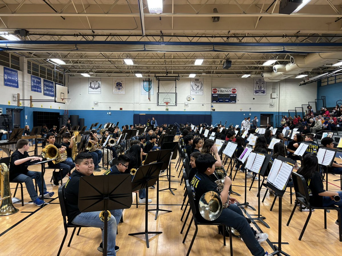 Jackson_Vikings's tweet photo. A full house for the Beginner Band concert! And a full band!!! Lots of musicians! #jtcgobig #levelup https://t.co/7IaaIQaYeo