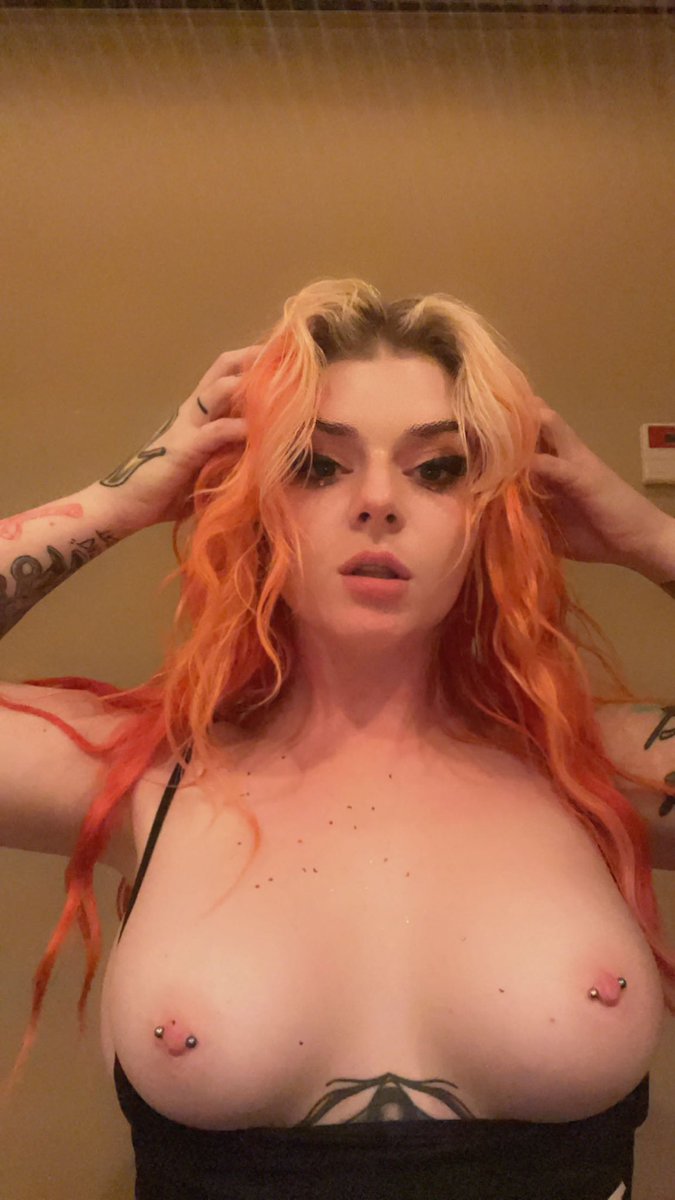 vermilionvixxxn's tweet photo. RT if you ❤️ Mommy Milkers 🥵 https://t.co/9IHgXuLwCB