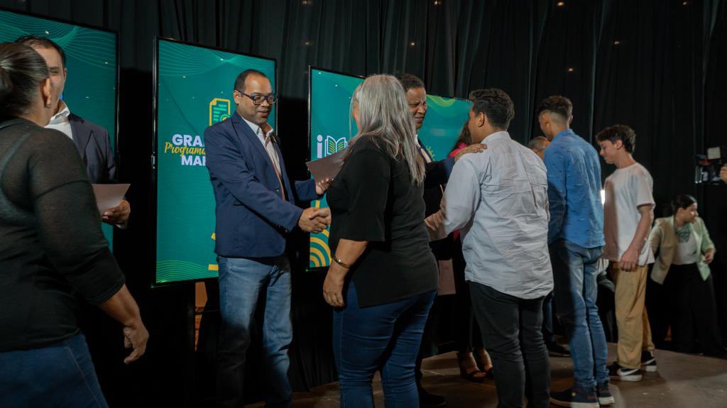 JOSEBERMUDEZVE's tweet photo. Gracias a @imceceducacion por promover la formación y capacitación ciudadana y fomentar la creación de nuevos emprendimientos en Maracaibo, nuestra ciudad, la popular #HornoCity 🔥🔥
Junto al alcalde @RafaelRamirezC en la entrega de +de 400 certificados en diferentes oficios. https://t.co/KMeFJRQGfJ