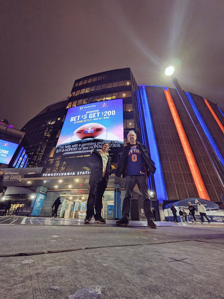 asbjorn1975's tweet image. @Frederik_Gnatt @MagnusBarstad @Hakongle Tidlig ute med @MathiasAsk for en kyllingburger før kamp. Åtte på rad, blir det ni etter Indiana Pacers I kveld? Kan Knicks fortsette kjøret frem mot Lakers lørdag?