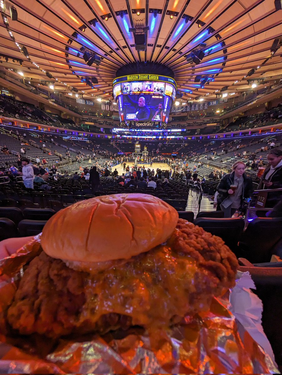 asbjorn1975's tweet image. @Frederik_Gnatt @MagnusBarstad @Hakongle Tidlig ute med @MathiasAsk for en kyllingburger før kamp. Åtte på rad, blir det ni etter Indiana Pacers I kveld? Kan Knicks fortsette kjøret frem mot Lakers lørdag?