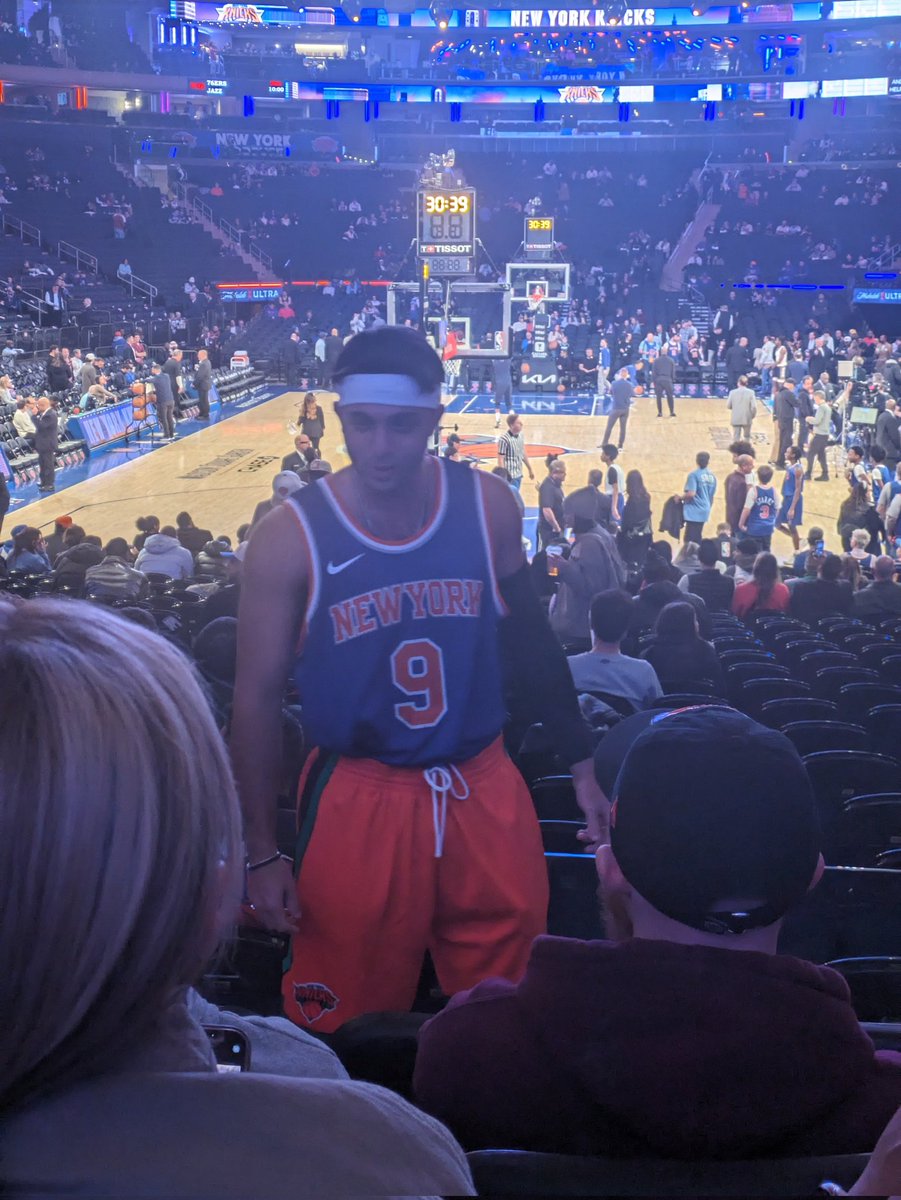 asbjorn1975's tweet image. @Frederik_Gnatt @MagnusBarstad @Hakongle Tidlig ute med @MathiasAsk for en kyllingburger før kamp. Åtte på rad, blir det ni etter Indiana Pacers I kveld? Kan Knicks fortsette kjøret frem mot Lakers lørdag?