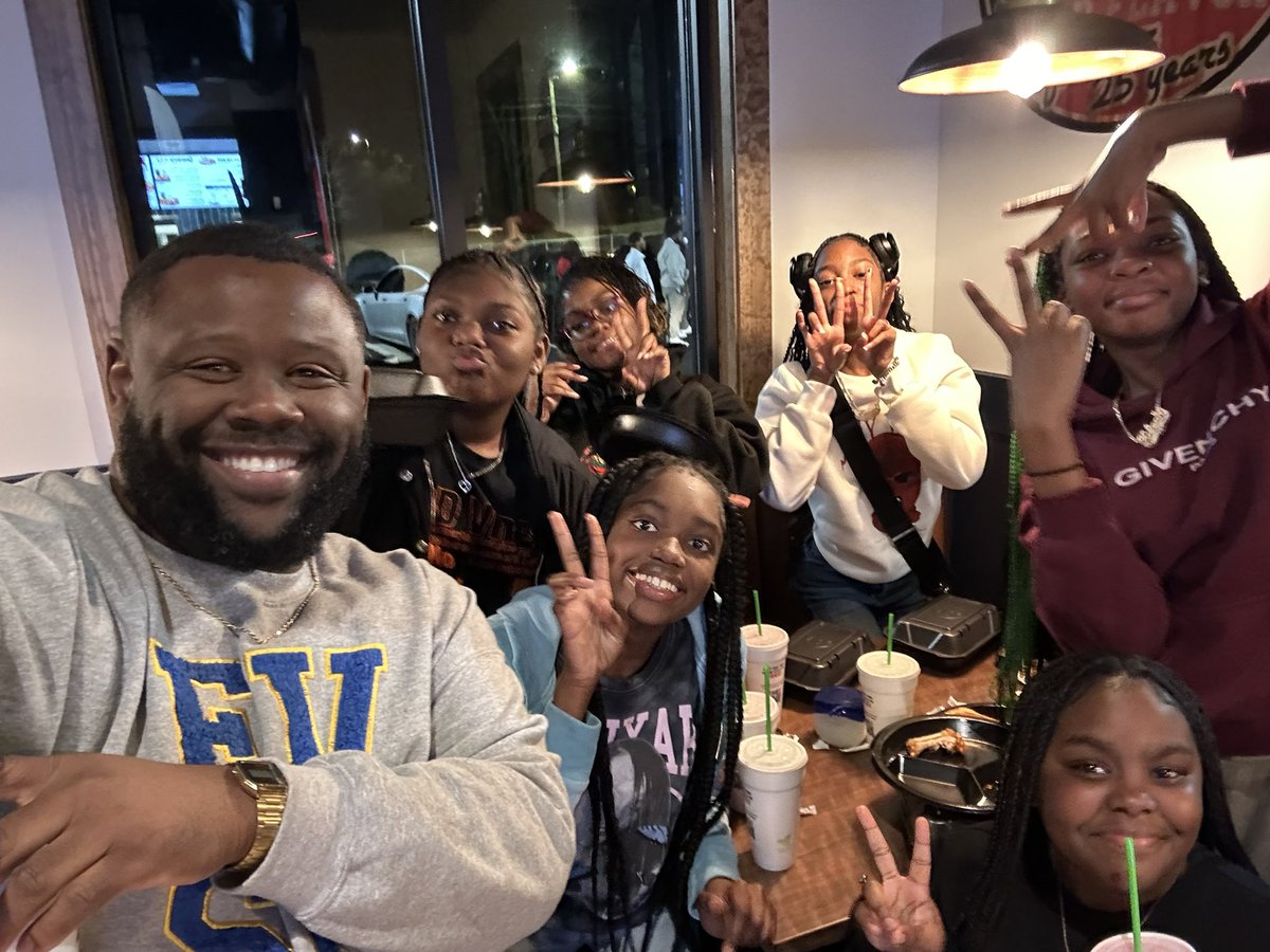 iam_MarlonG's tweet photo. Excited about our new Partner in Education! Dutchtown Spirit Night at the newest Zaxby’s location on Jonesboro Road! @DutchtownMs_HCS #TheDutchtownWay https://t.co/oDox4BDmNc