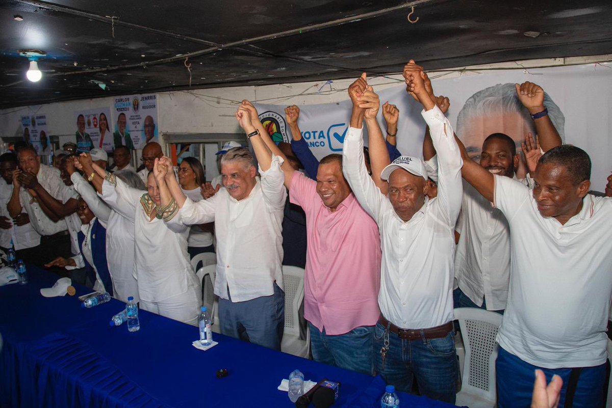 CarlosGuzmanDr's tweet photo. Nuestra alianza sigue fortaleciéndose de forma productiva, agradecemos infinitamente el respaldo del presidente del PRD  @miguelvargasm por el compromiso de que SDN continúe transitando por los sendero del progreso y la modernización. 

#RescateRD 🟢⚪️🟣

#SeguimosTrabajando https://t.co/PrXNnu8Zia
