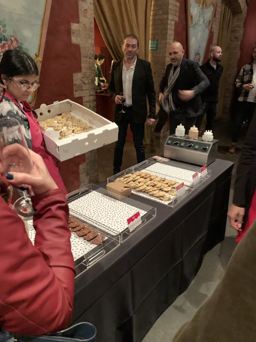 MichaelMrtl's tweet photo. Aujourd’hui, magnifique soirée avec le blast club d’@anthonybourbon2 . On a eu l’occasion de goûter les délicieux 🍪 de @Cookidiction1. Merci à @tonyparker pour sa disponibilité #investissement #Startup #PrivateEquity https://t.co/dqPCFQWegj