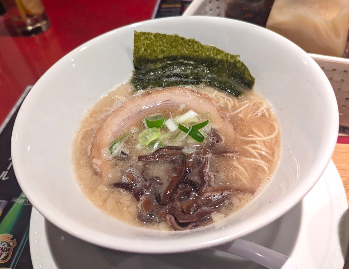 Drkei_japan's tweet photo. #ラーメン と #リゾット のどちらも大好き!っていう人は、是非是非「#Fabene」(#ファベーネ)へ! 本格的な「#豚骨ラーメン」と「#クリームリゾット」を同時に味わえます! どっちも旨いんだなぁ~🤤 https://t.co/bb6JzLC6zV
