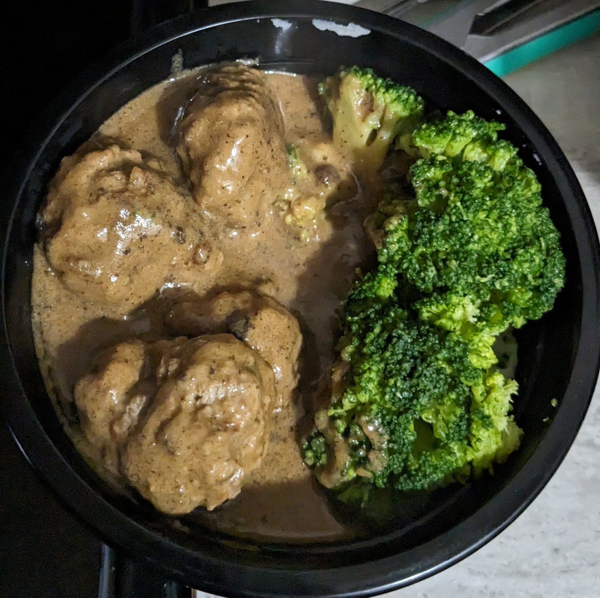 CamillaScarlet_'s tweet photo. Homemade Swedish Meatballs, Mashed Potatoes, and Broccoli 
#CamiCookingArc #CamiEats #Cami飯 https://t.co/fz9cJd8VlJ
