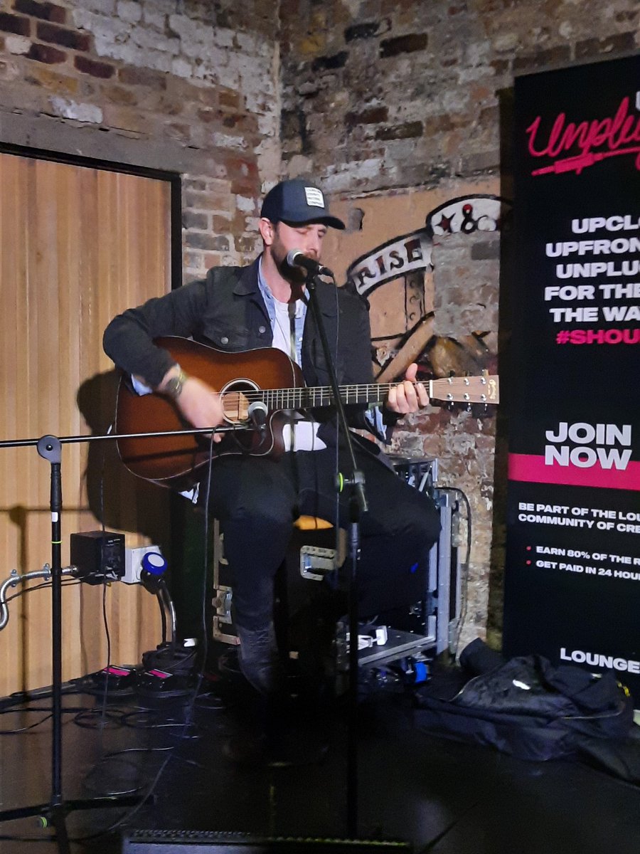 Kerstin2Punkt0's tweet photo. Absolutely amazing to see @PaulCarella in London tonight with @Geek_ee ! Loved the set so so much! ๐๐ #London #Livemusic #TheLowerThird https://t.co/Nw9TYBhpGV