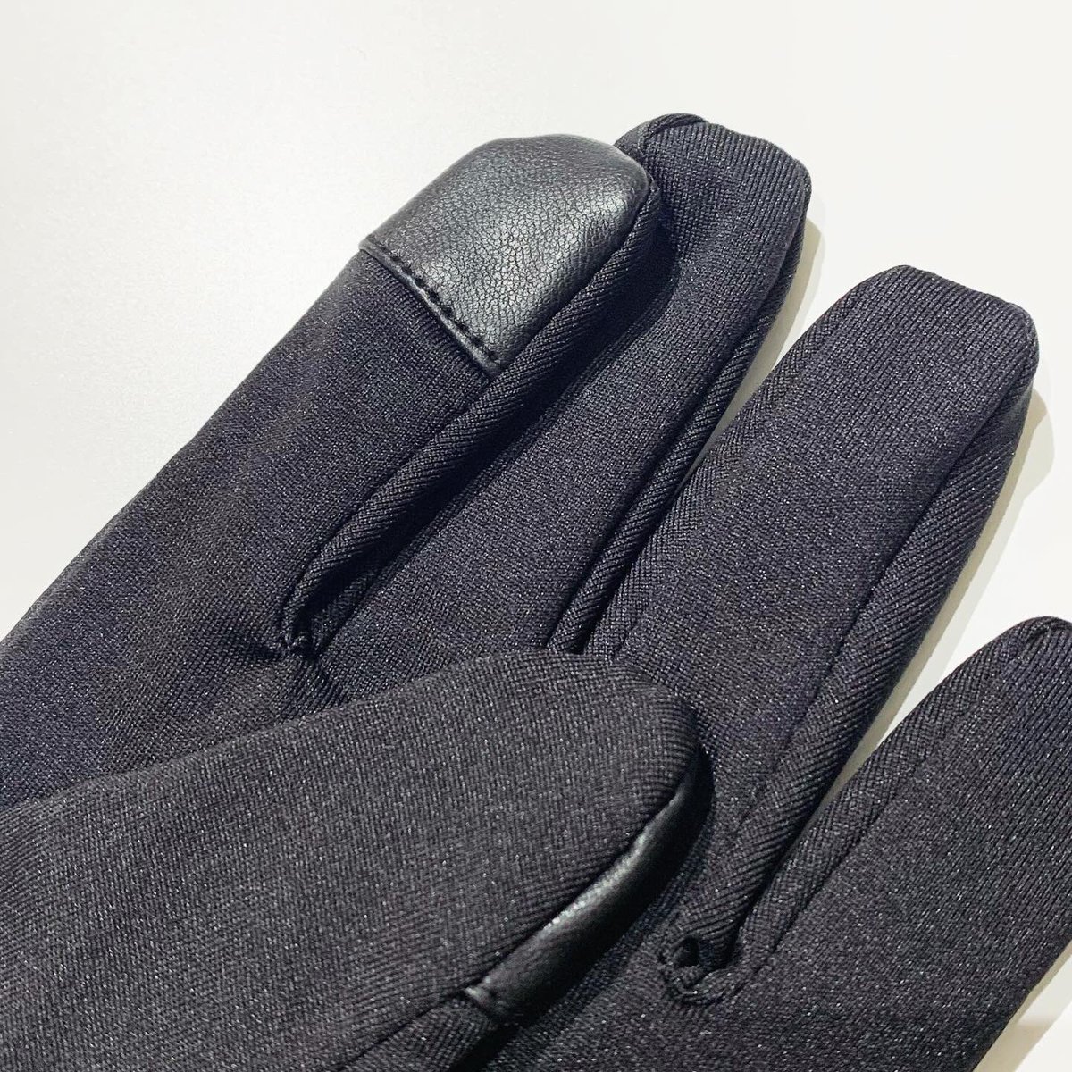 BREEDJAPAN's tweet photo. 【MOBSTYLES】
ACTIVE GLOVES
今期のテーマをフィーチャーしたグローブ🧤
親指・人差し指はスマホ操作が可能!左右で異なるデザインが目を引く、スマートなアイテム。
トレーニングは勿論、日常使いにもオススメ❗️ランや自転車好きな方へのギフトにもどうぞ😊🏃♂️💝
#MOBSTYLES #stline #breed_japan https://t.co/qKwfNEm07r
