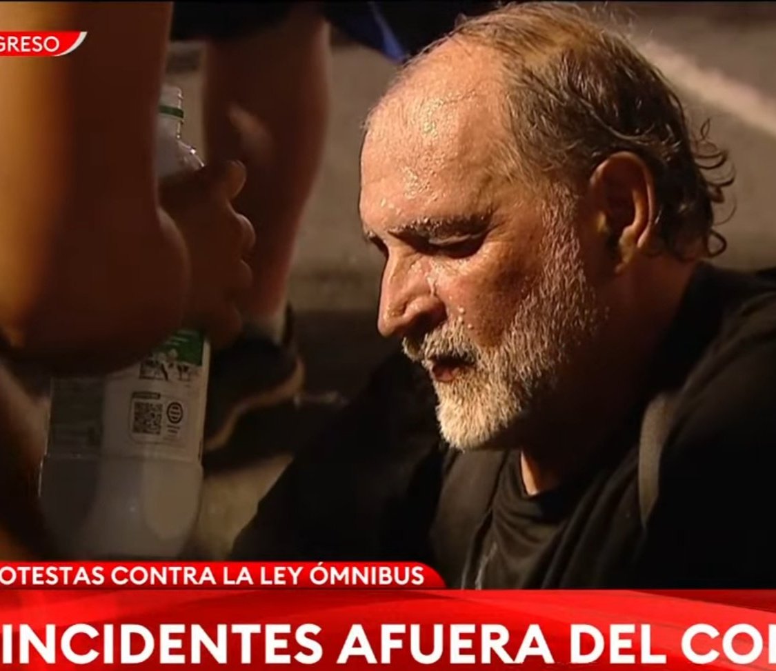 therealbuni's tweet image. Belliboni : por lo menos ya no me pueden humillar más

Militante: le empieza a tirar leche en la cara