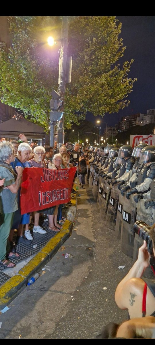 GarofaloFabian1's tweet photo. QUE TRISTEZA PUEDEN SER MIS VIEJOS ,LOS TUYOS ,TUS ABUELOS.PIDEN X QUE NO LES ALCANZA Y LOS GOLPEAN ? AGUANTE CORAZON AGUANTE .SIGO COMPAS https://t.co/mrYgn18nXf