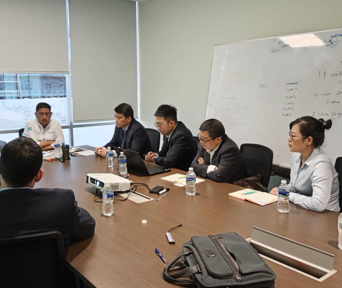 carbajal_tejada's tweet photo. Ayer nos reunimos con  Fu Yongjun, Presidente ejecutivo de la prestigiosa e inmensa  empresa China   @EnergyChinaCEEC ; que han trabajado  en grandes  proyectos de energía a nivel mundial y que participaron en la construcción de  más del 65% de la represa  hidroeléctrica más grande del planeta(tres gargantas sobre el río Yangtsé) 

Esta empresa ganó la Licitación pública internacional de la @EneeHnOficial LPI-100-017-2023 , que contempla el proyecto de ampliación y construcción de plantas generadoras de ciclo simple y combinado en San Pedro Sula y La Ceiba con ingreso de nueva capacidad firme de 80 MW al SIN para  2026. La inversión en el proyecto  ronda los 3 mil millones de lempiras. 

Las obras en Honduras iniciarán en pocas semanas.