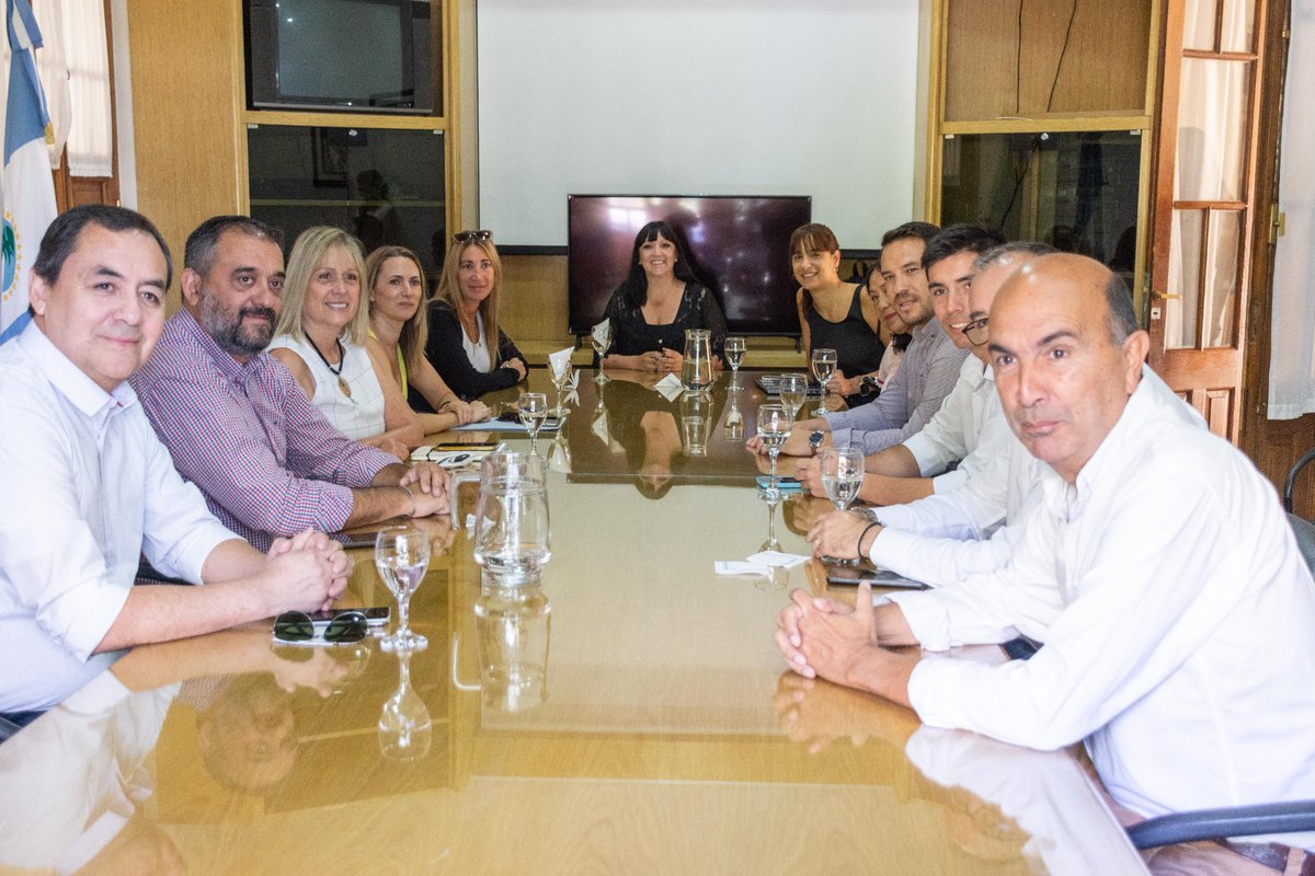soledezapala's tweet photo. Hoy nos reunimos junto a @LetiEstevesNqn con el bloque de diputad@s del Frente Neuquinizate.
El encuentro apuntó a  establecer e intercambiar miradas sobre el sistema educativo y a la puesta en común de agendas con el espacio legislativo 
#EducaciónEvolucionaParaVos https://t.co/uk9BRGZ7NS