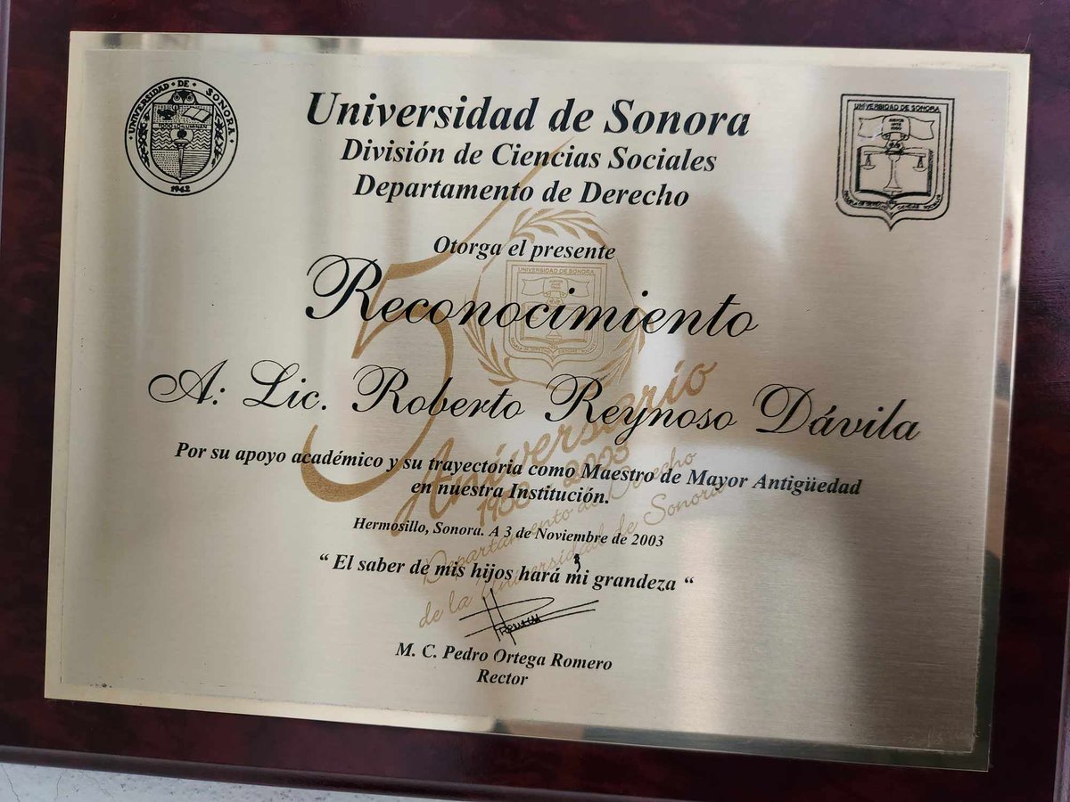 El Lic. Roberto Reynoso Dávila fue reconocido en la Universidad de Sonora. @SoyUnison Por su apoyo académico y su trayectoria como Maestro de Mayor Antigüedad en la Institución. @SoyUnison