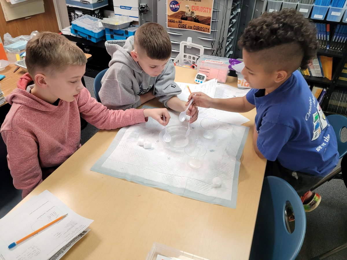 MsCooperatCraik's tweet photo. 5th graders have been learning about human impact on the Earth's  sphere. This week, they worked as teams through the scientific method to try to clean oil from the "ocean" without doing more damage to their water source. https://t.co/UuHNLdkCcN