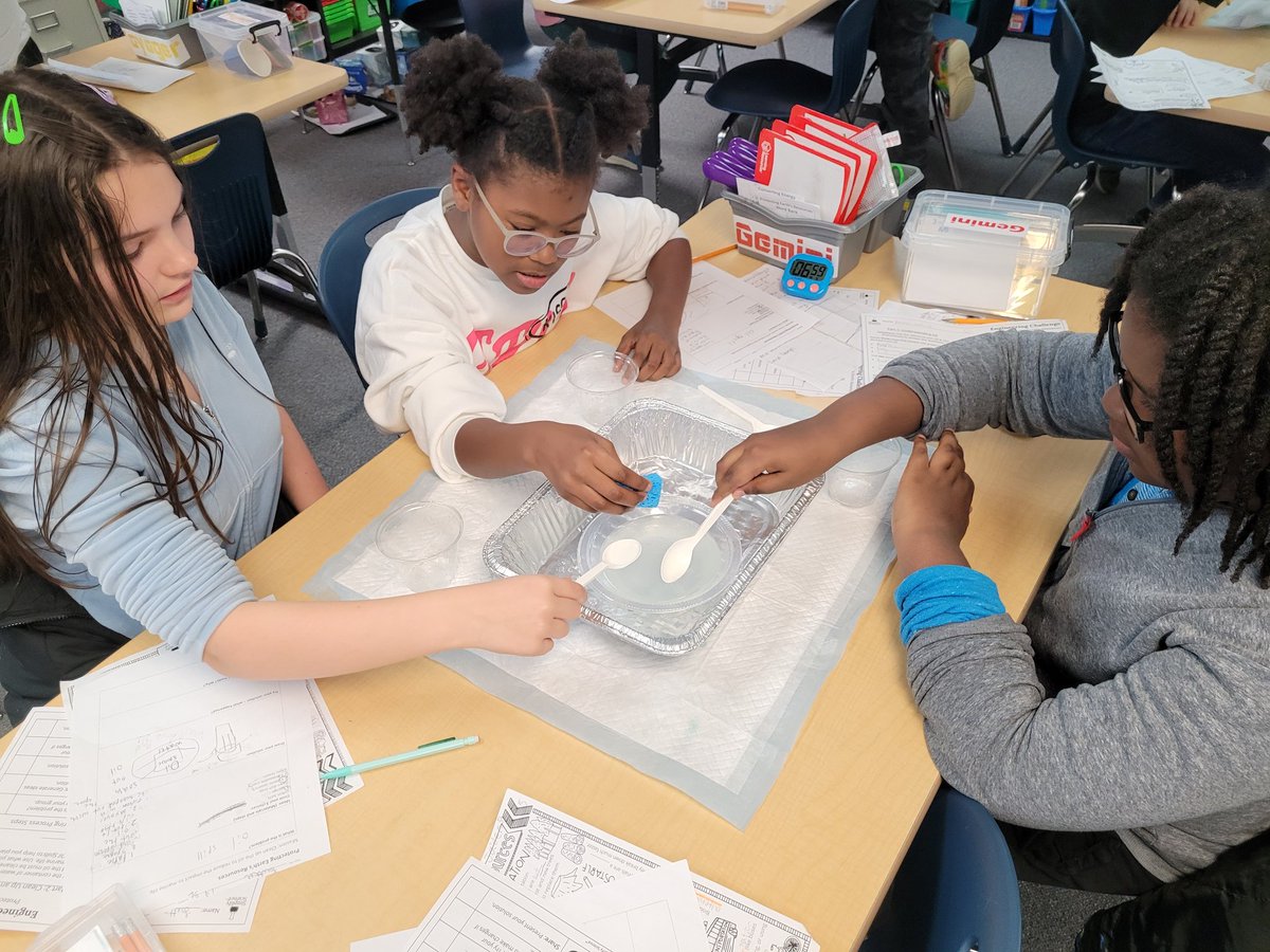 MsCooperatCraik's tweet photo. 5th graders have been learning about human impact on the Earth's  sphere. This week, they worked as teams through the scientific method to try to clean oil from the "ocean" without doing more damage to their water source. https://t.co/UuHNLdkCcN